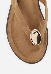 Born2be - Ciemnobeżowe Japonki w Stylu Casual z Metaliczną Ozdobą Othrilis. Okazja: na co dzień. Kolor: beżowy. Materiał: len. Wzór: aplikacja. Sezon: lato. Styl: casual #8