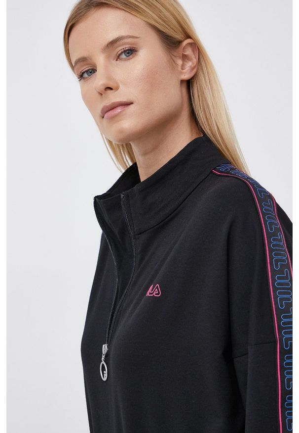 Fila - Bluza. Kolor: czarny. Materiał: tkanina. Długość: krótkie