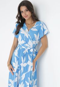 Born2be - Niebieska Plisowana Sukienka Maxi z Gumką w Pasie z Wiskozy w Kwiaty Rossemari. Kolor: niebieski. Materiał: wiskoza. Długość rękawa: krótki rękaw. Wzór: kwiaty. Sezon: lato. Typ sukienki: kopertowe. Długość: maxi #4