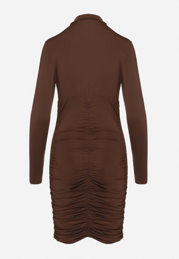 Born2be - Brązowa Sukienka Dopasowana z Marszczeniami i Wycięciem na Dekolcie Zaivina. Kolor: brązowy. Materiał: wiskoza. Typ sukienki: proste. Styl: klasyczny, wizytowy