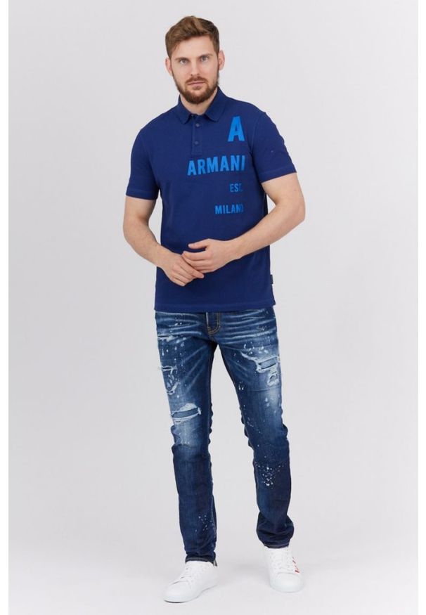 Armani Exchange - ARMANI EXCHANGE Granatowa koszulka polo z nadrukiem. Typ kołnierza: polo. Kolor: niebieski. Wzór: nadruk