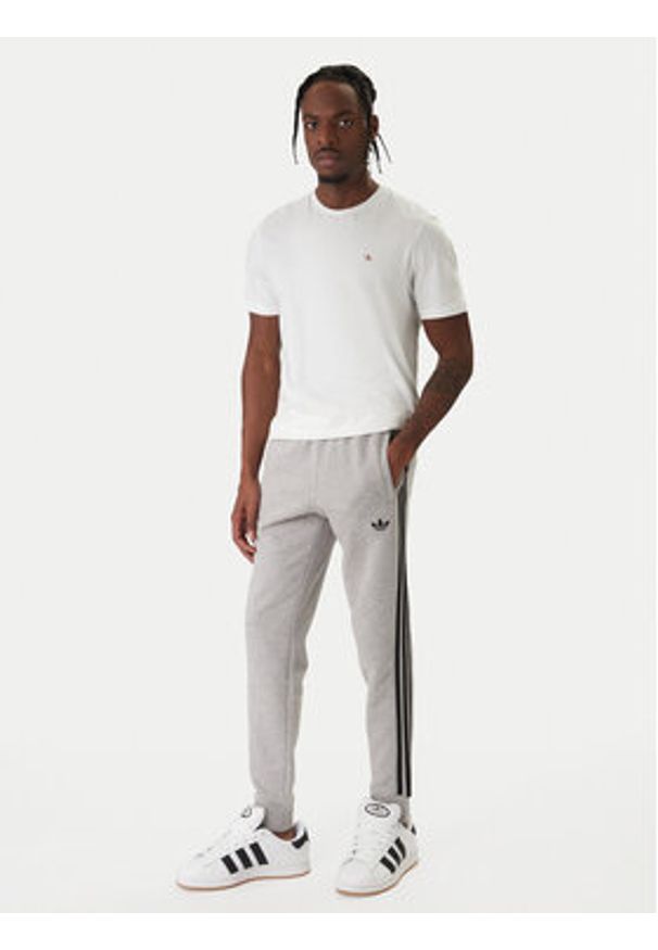 Adidas - adidas Spodnie dresowe 3-Stripes KE2428 Szary Slim Fit. Kolor: szary. Materiał: syntetyk