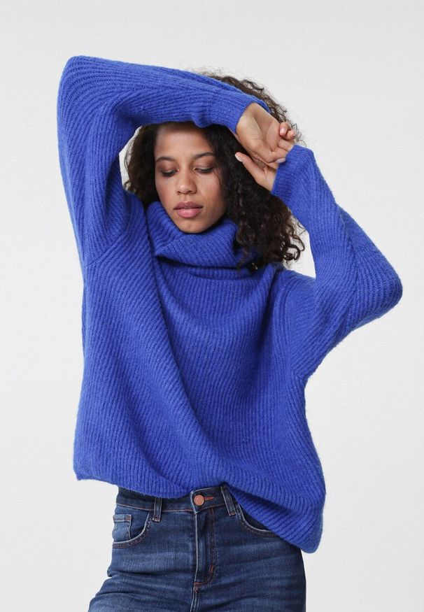 Born2be - Ciemnoniebieski Golf Oversize Out Of This World. Okazja: na spacer, na co dzień. Typ kołnierza: golf. Kolor: niebieski. Materiał: skóra, jeans, wiskoza. Styl: casual, klasyczny