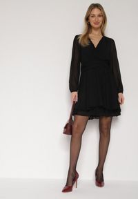 Born2be - Czarna Rozkloszowana Sukienka z Siateczki z Kopertowym Dekoltem Zenessa. Typ kołnierza: dekolt kopertowy. Kolor: czarny. Materiał: poliester, materiał. Typ sukienki: kopertowe #5