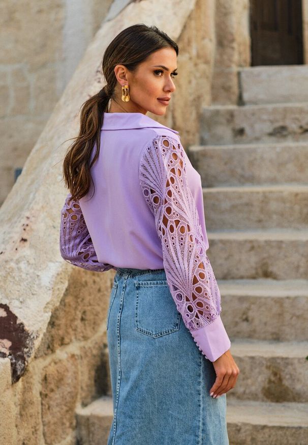 Renee - Fioletowa Koszula Apostoros. Okazja: na spotkanie biznesowe, do pracy, na co dzień. Typ kołnierza: kołnierzyk klasyczny. Kolor: fioletowy. Materiał: jeans, koronka. Styl: biznesowy, klasyczny, casual