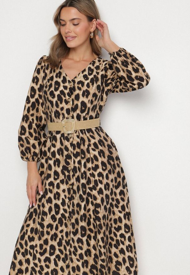 Born2be - Beżowa Rozkloszowana Sukienka z Wiskozą w Panterkę Ozdobiona Paskiem Aliri. Kolor: beżowy. Materiał: wiskoza. Wzór: motyw zwierzęcy, aplikacja. Typ sukienki: proste. Styl: elegancki