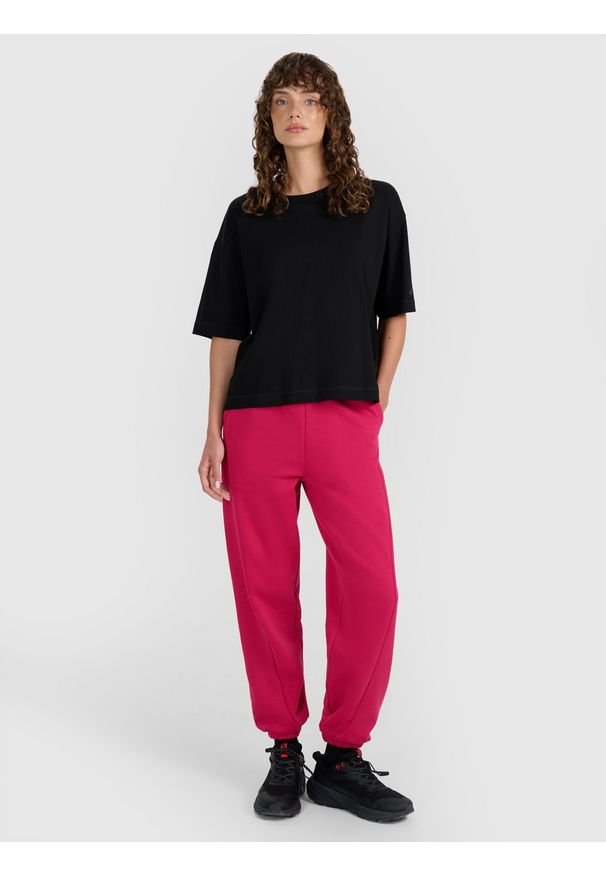 4f - 4F Spodnie dresowe joggery damskie - różowe XL. Kolor: różowy. Materiał: dresówka. Wzór: gładki, ze splotem