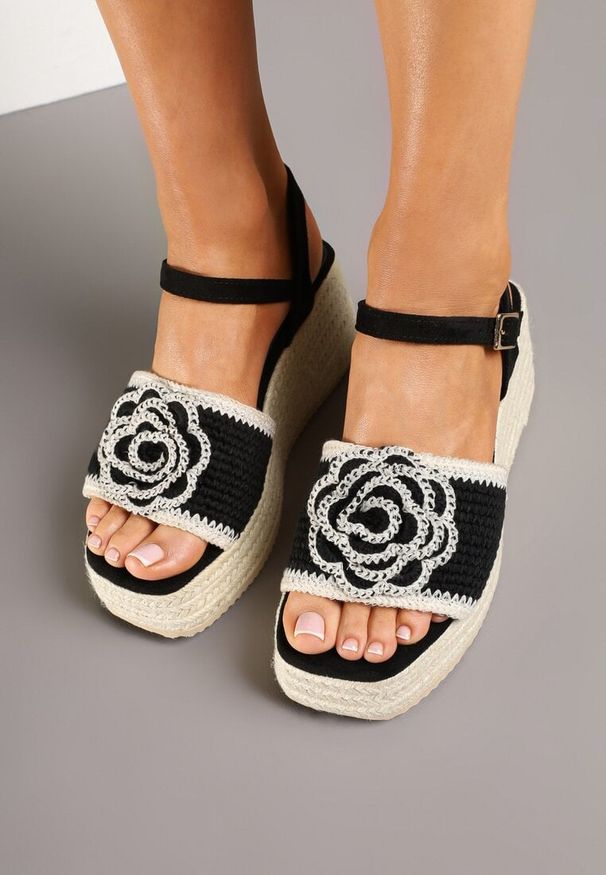 Born2be - Czarne Sandały na Koturnie z Plecionką i Kwiatem 3D Falavina. Kolor: czarny. Materiał: jeans. Wzór: kwiaty. Sezon: lato. Obcas: na koturnie. Styl: elegancki