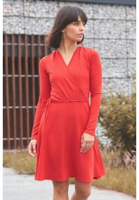 BeWear - Rozkloszowana kopertowa wiązana sukienka czarna. Okazja: na co dzień, do pracy. Kolor: czarny. Typ sukienki: kopertowe. Styl: casual. Długość: midi #3