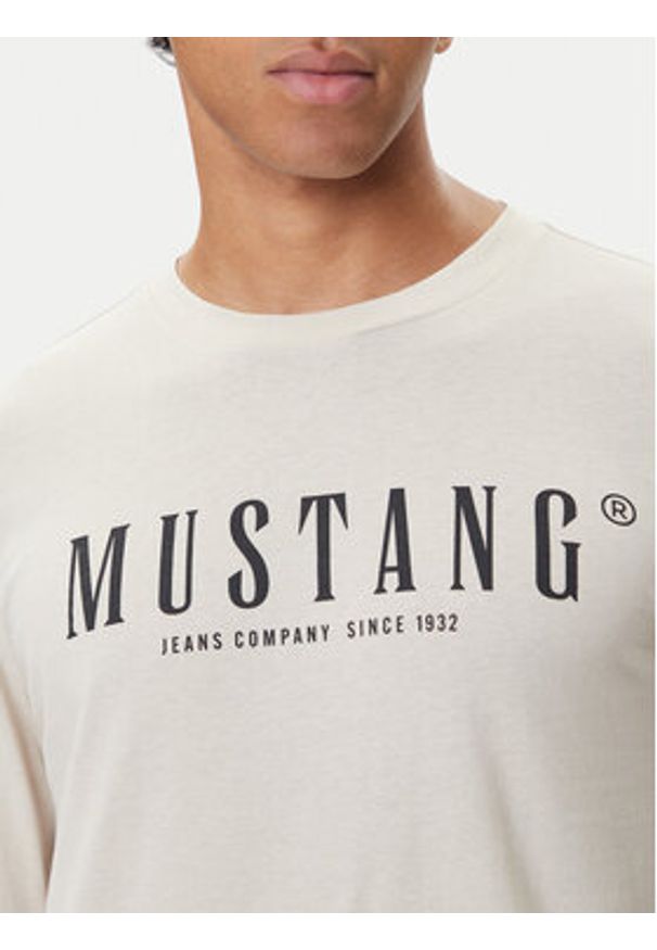 Mustang Longsleeve Asheville 1016873 Beżowy Regular Fit. Kolor: beżowy. Materiał: bawełna. Długość rękawa: długi rękaw