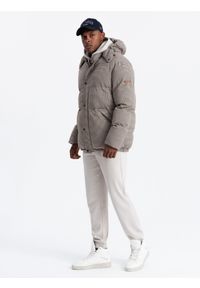 Ombre Clothing - Mocno ocieplana męska kurtka typu puffer w pepitkę – brązowa V1 OM-JAHP-0174 - XXL. Typ kołnierza: kołnierzyk stójkowy. Kolor: brązowy. Materiał: skóra, syntetyk, poliester, materiał. Długość: długie. Wzór: aplikacja #3