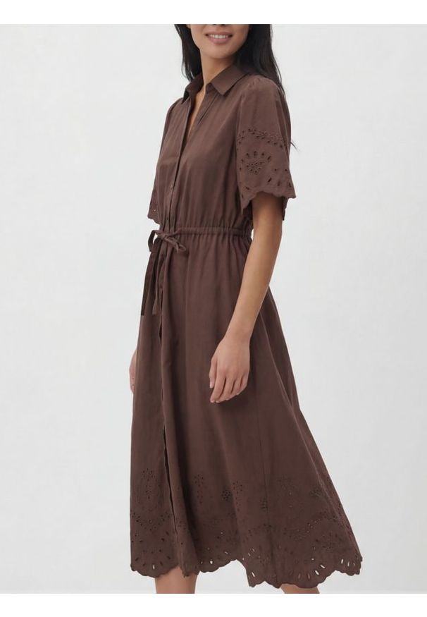 Reserved - Bawełniana sukienka z ażurowymi wstawkami - ciemnobrązowy. Kolor: brązowy. Materiał: bawełna. Wzór: ażurowy. Typ sukienki: proste