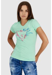 Guess - GUESS Jasnozielony t-shirt damski z logo z liśćmi i cyrkoniami. Typ kołnierza: dekolt w serek. Kolor: zielony. Materiał: bawełna. Wzór: kwiaty #1