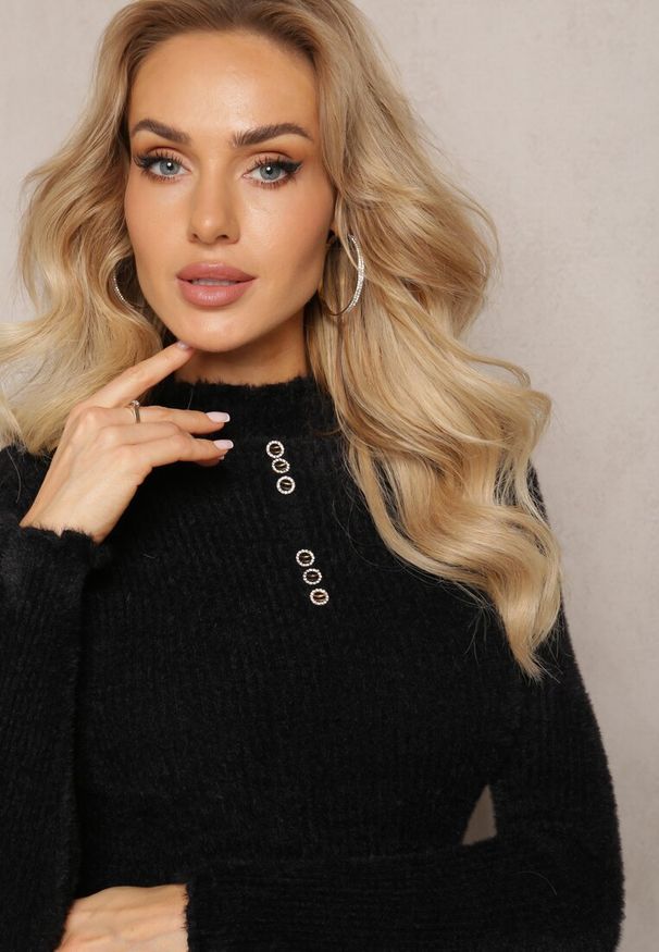 Renee - Czarny Futerkowy Sweter z Wełny z Półgolfem i Ozdobnymi Guzikami Zekluna. Kolor: czarny. Materiał: wełna. Wzór: aplikacja