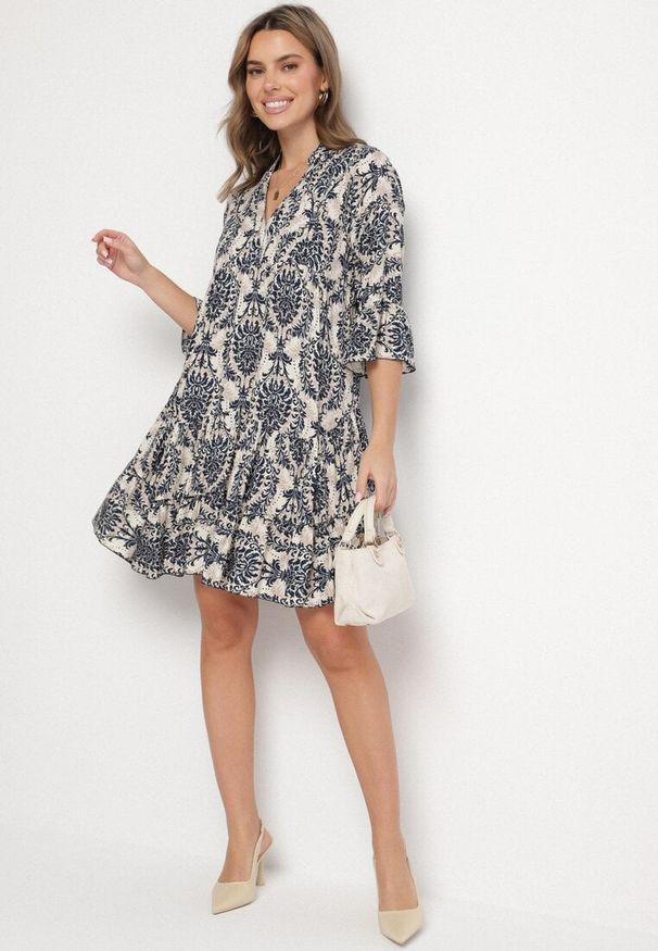 Born2be - Granatowa Rozkloszowana Sukienka z Bawełny z Falbanami w Ornamentalny Wzór Lanoreth. Okazja: na co dzień, na spacer. Typ kołnierza: dekolt w serek. Kolor: niebieski. Materiał: bawełna. Typ sukienki: rozkloszowane, proste. Styl: casual, klasyczny