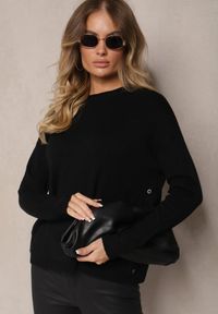 Renee - Czarny Klasyczny Sweter z Cyrkoniami na Guzikach Rerige. Okazja: na co dzień. Typ kołnierza: dekolt w łódkę. Kolor: czarny. Materiał: jeans. Długość rękawa: długi rękaw. Długość: długie. Styl: klasyczny #3
