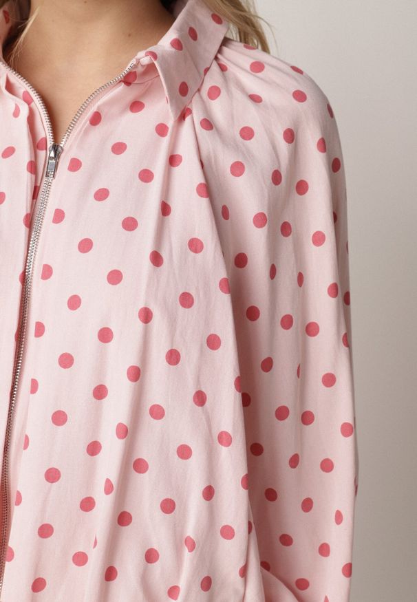 Born2be - Różowa Bluza w Groszki z Wiskozą o Nietoperzowym Kroju z Kołnierzykiem Rayo. Okazja: na co dzień, do pracy. Kolor: różowy. Materiał: wiskoza. Wzór: grochy. Styl: casual, retro, elegancki