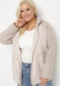 Born2be - Jasnobeżowa Kurtka Wiatrówka z Odpinanym Kapturem i Ściągaczami Arseli. Okazja: na co dzień, na spacer. Kolekcja: plus size. Kolor: beżowy. Materiał: jeans. Styl: elegancki, casual #3