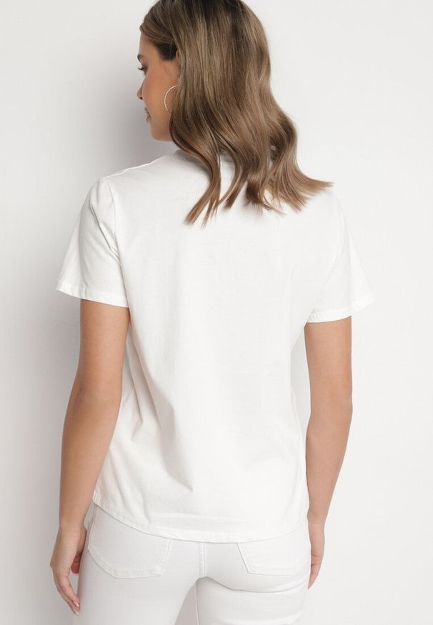 Born2be - Biała Bluzka z Bawełny Ozdobiona Napisem Nalavenne. Okazja: na co dzień. Kolor: biały. Materiał: bawełna. Długość rękawa: krótki rękaw. Długość: krótkie. Wzór: napisy, aplikacja. Styl: casual, elegancki