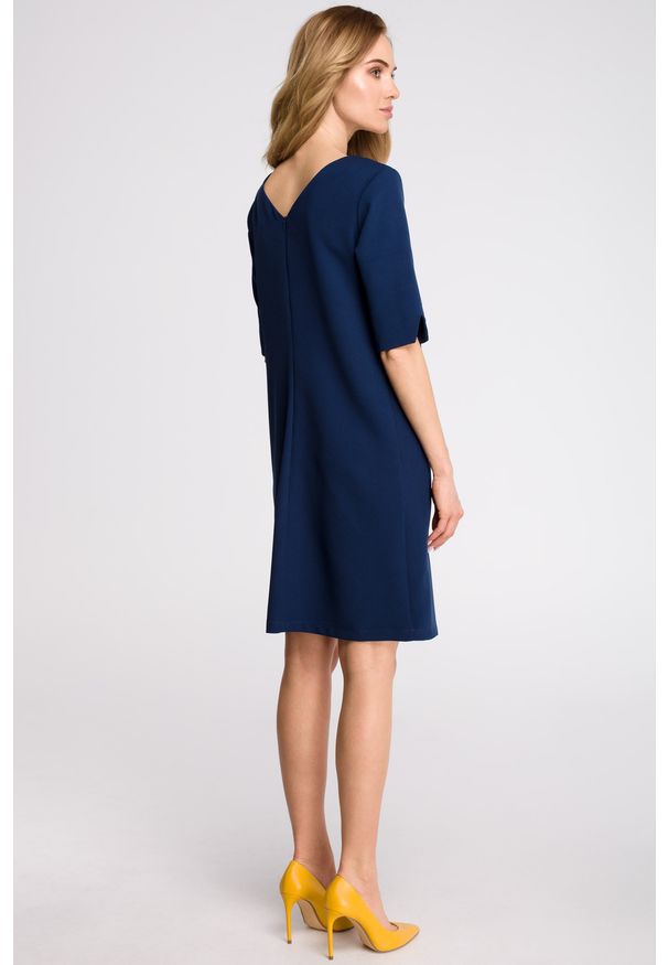Sukienki.shop - Elegancka sukienka trapezowa midi z dekoltem V z tyłu gładka granatowa. Okazja: na spotkanie biznesowe, do pracy, na komunię, na imprezę, na randkę. Kolor: niebieski. Materiał: materiał, tkanina, elastan. Wzór: gładki. Sezon: lato. Typ sukienki: trapezowe. Styl: elegancki. Długość: midi