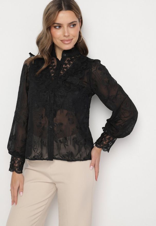 Born2be - Czarna Koronkowa Koszula ze Stójką i Ozdobnym Haftem Adelith. Okazja: do pracy, na co dzień, na spotkanie biznesowe. Typ kołnierza: kołnierzyk stójkowy. Kolor: czarny. Materiał: koronka. Wzór: haft. Styl: casual, biznesowy