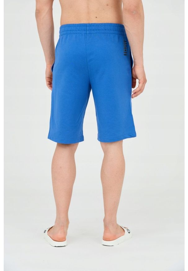 EA7 Emporio Armani - EA7 Niebieskie shorty męskie z małym logo. Kolor: niebieski. Materiał: bawełna. Długość: krótkie