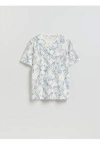 Reserved - T-shirt regular z nadrukiem allover - złamana biel. Materiał: bawełna, dzianina. Wzór: nadruk