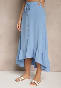 Renee - Niebieska Spódnica z Przedłużonym Tyłem Zdobiona Falbanami i Guzikami Maleira. Okazja: na co dzień. Kolor: niebieski. Wzór: aplikacja. Styl: boho, elegancki, casual #3