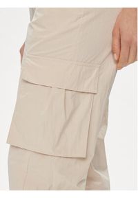 Guess Spodnie cargo W4RB18 WFVV0 Beżowy Cargo Fit. Kolor: beżowy. Materiał: syntetyk #3
