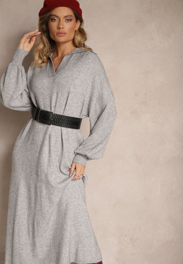 Renee - Szara Sweterkowa Sukienka z Wiskozą o Pudełkowym Kroju Ozdobiona Kołnierzykiem Clarinnae. Kolor: szary. Materiał: wiskoza. Wzór: aplikacja. Styl: elegancki