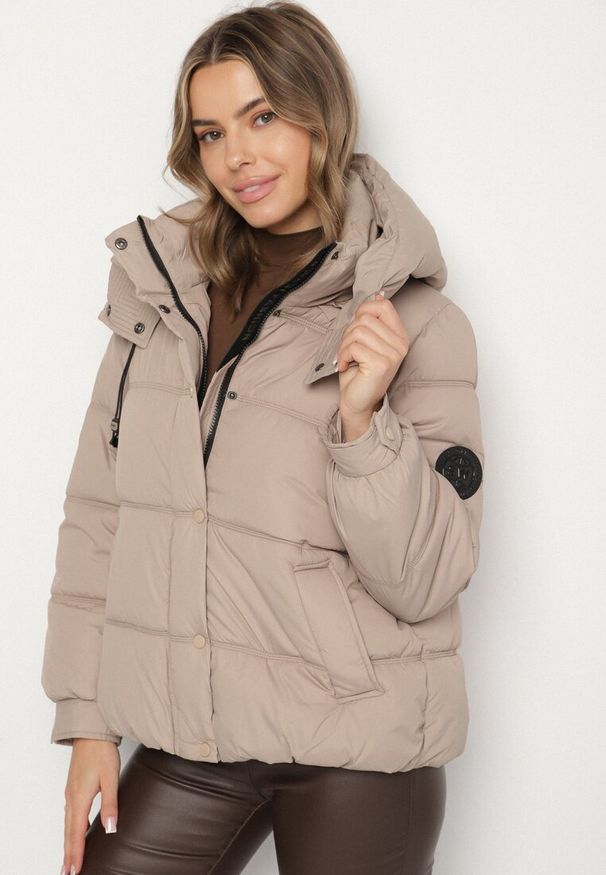Born2be - Beżowa Kurtka Puffer o Fasonie Oversize z Kapturem i Naszywką Azirva. Okazja: na co dzień. Typ kołnierza: kaptur. Kolor: beżowy. Materiał: dzianina. Wzór: aplikacja. Styl: casual, sportowy