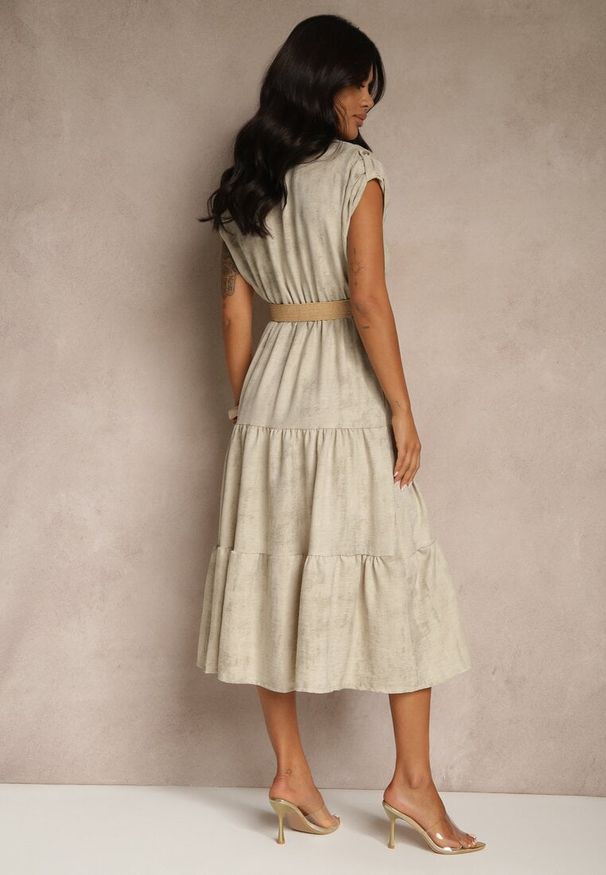 Renee - Jasnobeżowa Sukienka z Guzikami i Paskiem z Plecionki Fillona. Okazja: na co dzień. Kolor: beżowy. Materiał: skóra. Typ sukienki: rozkloszowane. Styl: casual, klasyczny