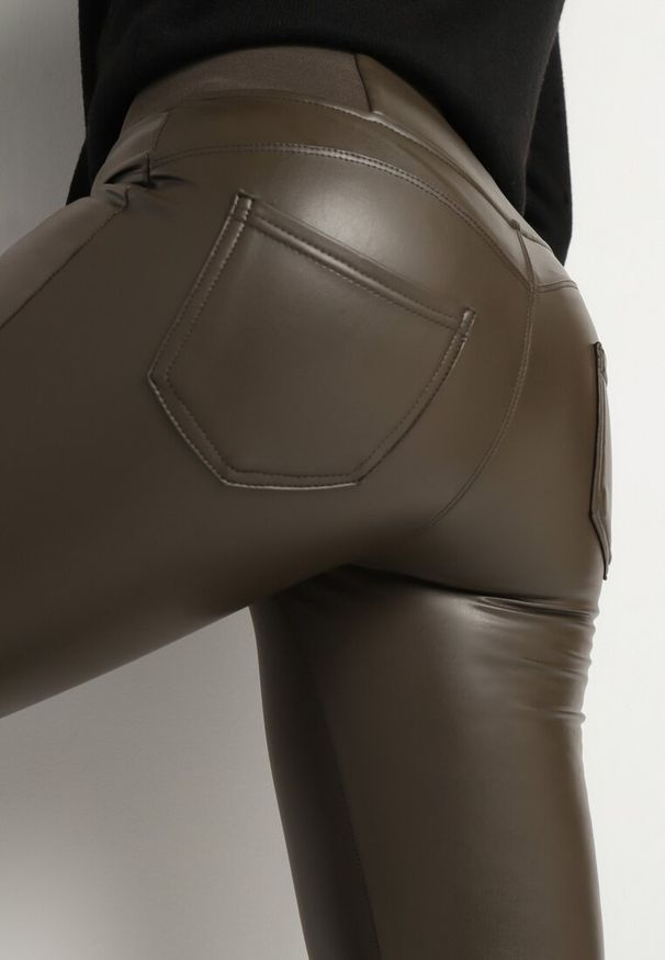 Born2be - Brązowe Ocieplane Legginsy z Ekoskóry z Wysokim Stanem Feliora. Okazja: na co dzień. Stan: podwyższony. Kolor: brązowy. Materiał: satyna. Styl: wizytowy, casual, elegancki