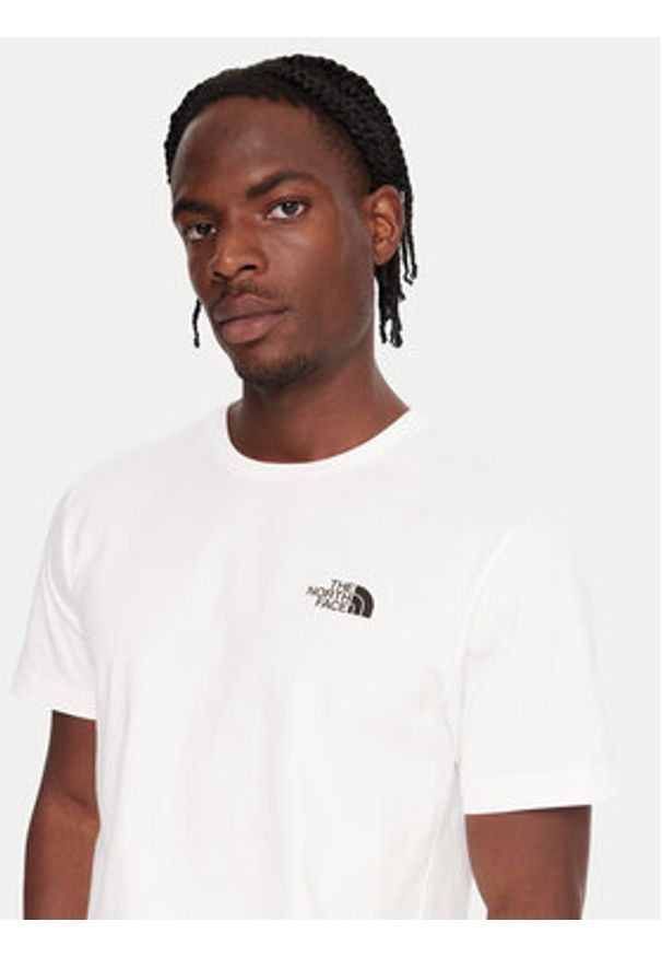 The North Face T-Shirt Half Dome Photo NF0A8EE9 Biały Regular Fit. Kolor: biały. Materiał: bawełna