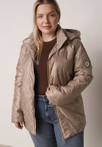 Born2be - Ciemnobeżowa Pikowana Kurtka Przejściowa o Prostym Kroju z Kapturem Vimoris. Okazja: na spacer, na co dzień. Typ kołnierza: kaptur. Kolekcja: plus size. Kolor: beżowy. Materiał: poliester, jeans. Styl: casual, elegancki #6