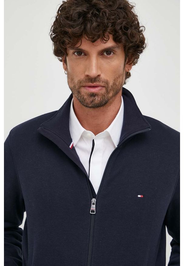 TOMMY HILFIGER - Tommy Hilfiger bluza męska kolor granatowy gładka. Kolor: niebieski. Długość rękawa: długi rękaw. Długość: długie. Wzór: gładki