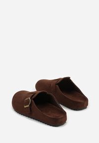 Born2be - Ciemnobrązowe Klapki Typu Mule z Imitacji Zamszu z Paskiem z Klamerką Anevitta. Okazja: na co dzień, na spacer. Kolor: brązowy. Materiał: zamsz. Styl: klasyczny, casual, elegancki