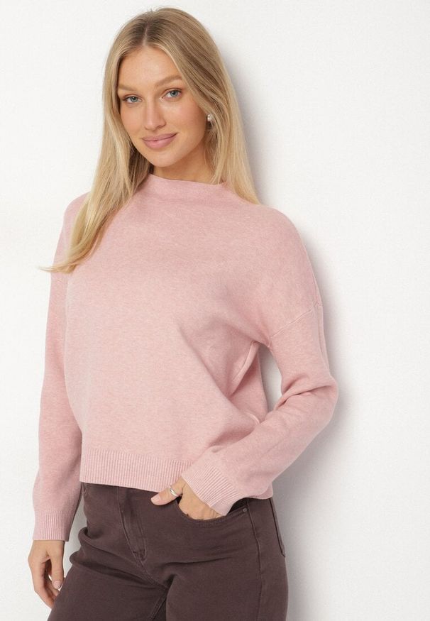 Born2be - Różowy Gładki Sweter o Pudełkowym Kroju ze Stójką Unessa. Okazja: na co dzień. Typ kołnierza: kołnierzyk stójkowy. Kolor: różowy. Materiał: jeans. Wzór: gładki. Styl: casual