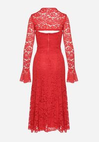 Born2be - Czerwona Koronkowa Sukienka o Rozkloszowanym Kroju z Wiązanym Bolerkiem Gonneth. Okazja: na wesele, na ślub cywilny. Typ kołnierza: dekolt w kształcie V. Kolor: czerwony. Materiał: koronka. Długość rękawa: na ramiączkach. Typ sukienki: rozkloszowane #5