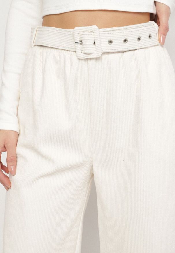 Born2be - Białe Szerokie Sztruksowe Spodnie z Wysokim Stanem i Materiałowy Paskiem Omerin. Okazja: na co dzień. Stan: podwyższony. Kolor: biały. Materiał: sztruks, materiał. Styl: wizytowy, casual, elegancki