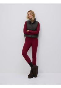 Reserved - Legginsy z ozdobnym wykończeniem - burgundowy. Kolor: czerwony. Materiał: dzianina #1
