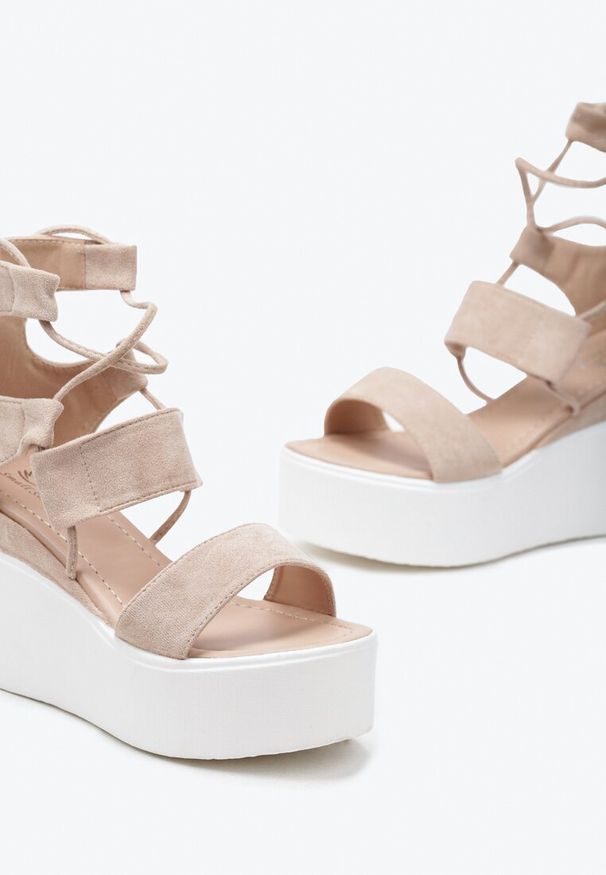 Renee - Beżowe Sandały na Koturnie z Wiązaniem wokół Łydki Scadira. Okazja: na co dzień. Zapięcie: sznurówki. Kolor: beżowy. Obcas: na koturnie. Styl: casual. Wysokość obcasa: średni