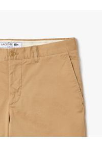 Lacoste - LACOSTE - Beżowe bawełniane bermudy Slim Fit. Kolor: beżowy. Materiał: bawełna #3