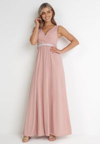 Born2be - Różowa Sukienka Rozkloszowana Maxi z Paskiem w Cyrkonie i Wycięciem Neorise. Kolor: różowy. Materiał: materiał. Wzór: aplikacja. Długość: maxi #1