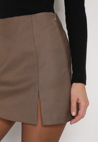 Born2be - Beżowe Spódnico-Szorty Krótkie z Rozcięciem na Boku Irindel. Okazja: na co dzień. Stan: podwyższony. Kolor: beżowy. Materiał: wiskoza. Długość: krótkie. Styl: klasyczny, casual, elegancki #2