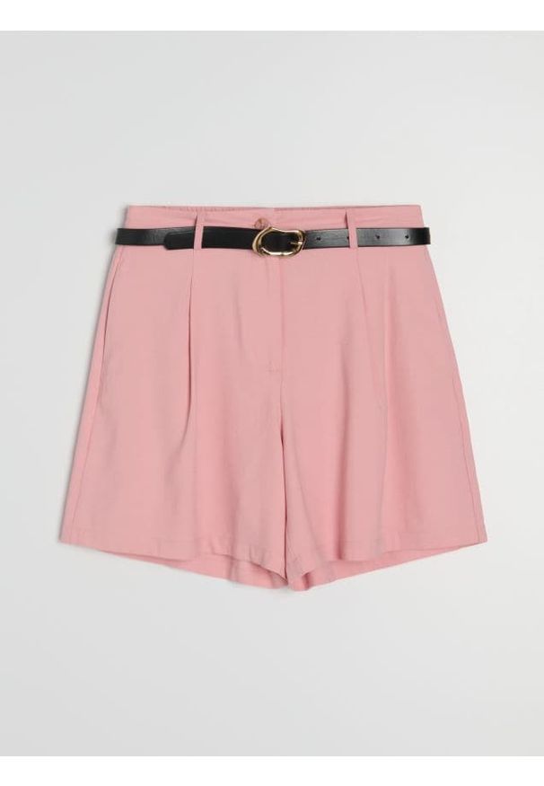 Sinsay - Wiskozowe szorty z zakładkami i paskiem - różowy. Kolor: różowy. Materiał: wiskoza