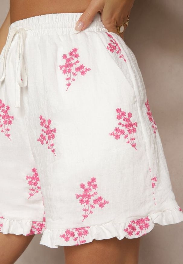 Renee - Fuksjowe Szorty z Wiskozą High Waist w Kwiaty Nilvella. Okazja: na spacer, na plażę, na co dzień. Stan: podwyższony. Kolor: różowy. Materiał: wiskoza. Wzór: kwiaty. Sezon: lato. Styl: elegancki, casual