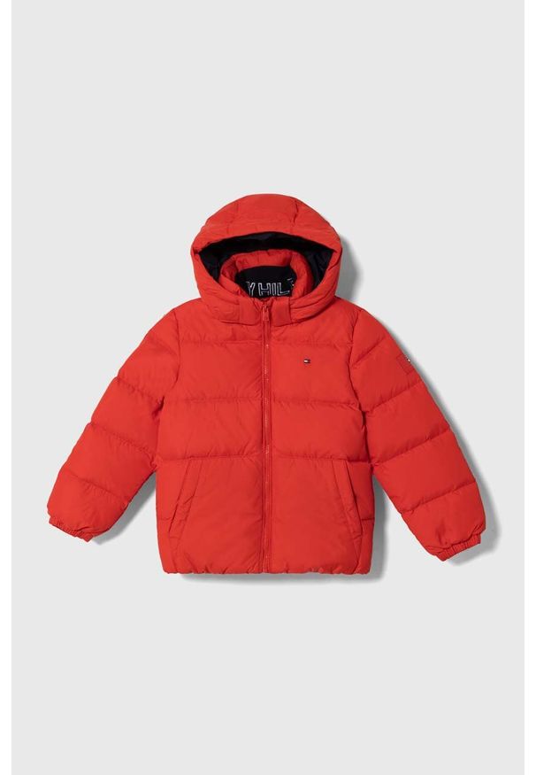 TOMMY HILFIGER - Tommy Hilfiger kurtka puchowa dziecięca kolor czerwony. Okazja: na co dzień. Kolor: czerwony. Materiał: puch. Styl: casual