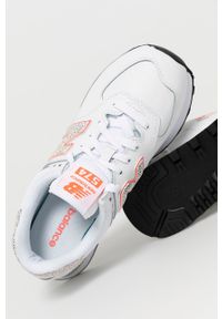 New Balance Buty WL574AP2 kolor biały na płaskiej podeszwie. Nosek buta: okrągły. Zapięcie: sznurówki. Kolor: biały. Materiał: guma. Obcas: na płaskiej podeszwie. Model: New Balance 574 #4