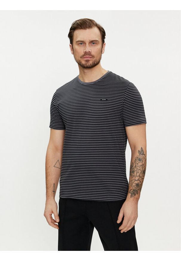Calvin Klein T-Shirt K10K112520 Czarny Regular Fit. Kolor: czarny. Materiał: bawełna